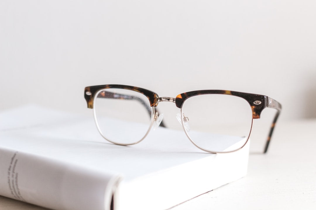 Vintage vs. Modern: Finding Your Style in Men's Eyewear