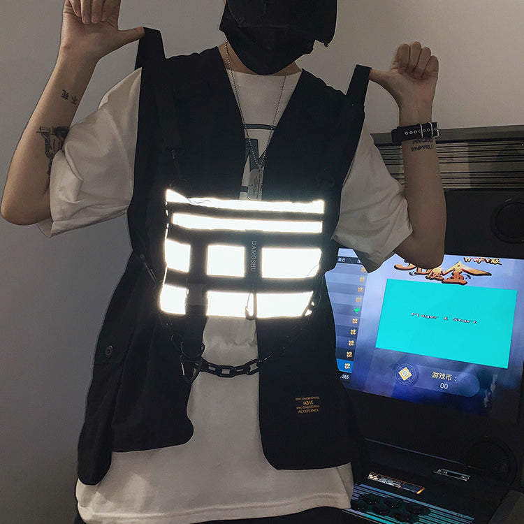 حقيبة كتف صغيرة باللون الأسود مع سلسلة