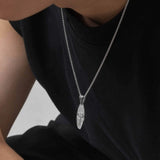 Collar pequeño de cocotero con tabla de surf