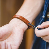 سوار من الجلد الصلب القديم