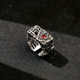 „Selbstheilender“ Ring aus rotem Zirkon