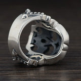 Ring mit hohlen Totenkopf-Ornamenten im Retro-Stil