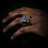 „Selbstheilender“ Ring aus rotem Zirkon