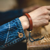 سوار من الجلد الصلب القديم