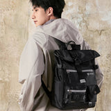 Mochila impermeable negra con tapa enrollable