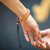 سوار من الجلد الصلب القديم