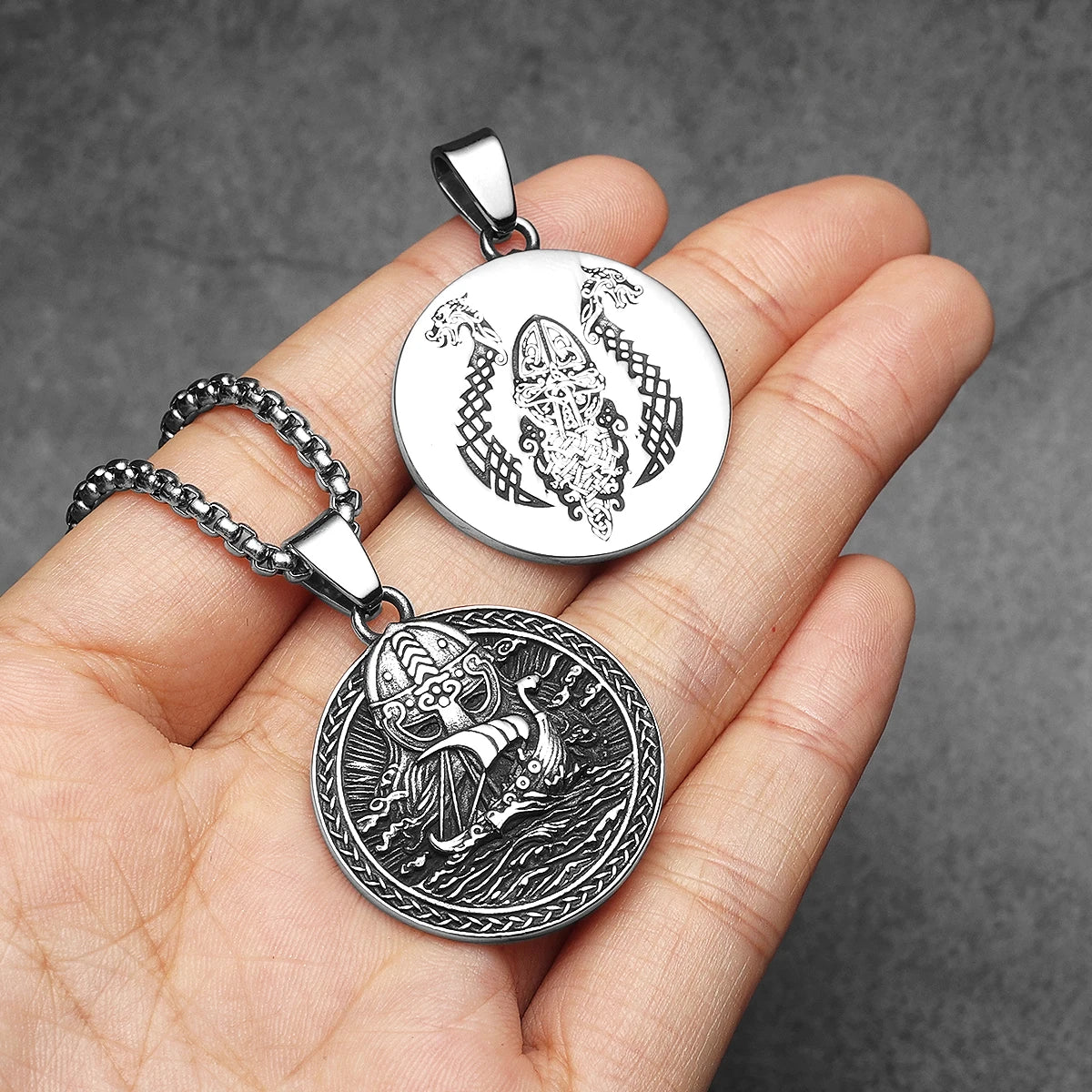 القراصنة نحت قلادة مزدوجة من جانب