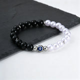 Pulsera con cuentas en blanco y negro del mal de ojo