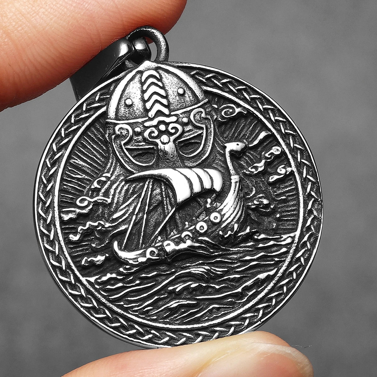 القراصنة نحت قلادة مزدوجة من جانب