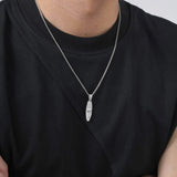 Collar pequeño de cocotero con tabla de surf