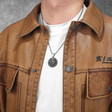 القراصنة نحت قلادة مزدوجة من جانب