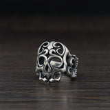 Ring mit hohlen Totenkopf-Ornamenten im Retro-Stil