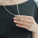 Colgante de anillos dobles entrelazados