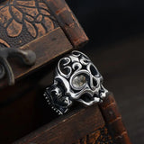 Ring mit hohlen Totenkopf-Ornamenten im Retro-Stil