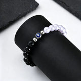 Pulsera con cuentas en blanco y negro del mal de ojo