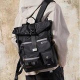 Mochila impermeable negra con tapa enrollable