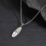 Collar pequeño de cocotero con tabla de surf