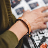 سوار من الجلد الصلب القديم