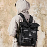 Mochila impermeable negra con tapa enrollable
