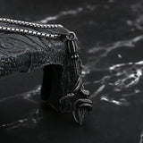 Collier à charme d'épée foncée