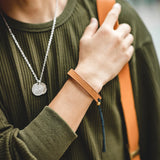 سوار من الجلد الصلب القديم