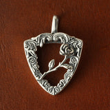 Colgante con patrón de rosa de mano