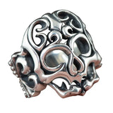 Ring mit hohlen Totenkopf-Ornamenten im Retro-Stil