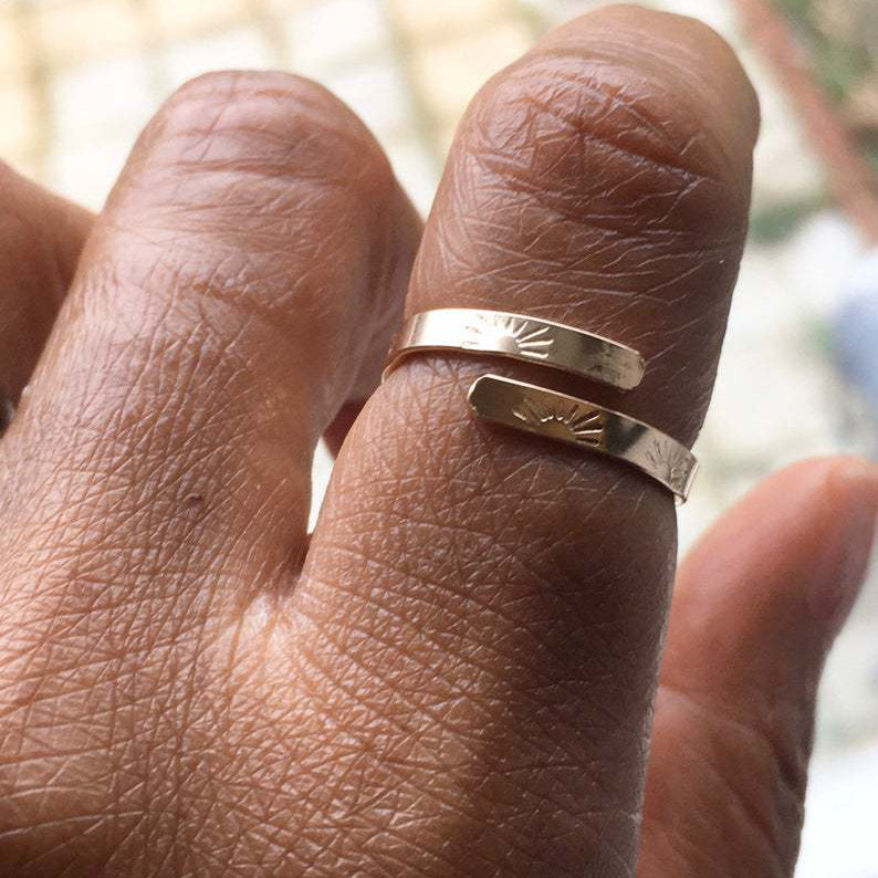 حلقة هندسية قابلة للتعديل بنمط الشمس