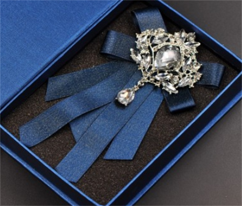 Charmed Leaf Vine Brooch Tie Set