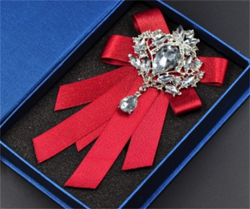 Charmed Leaf Vine Brooch Tie Set