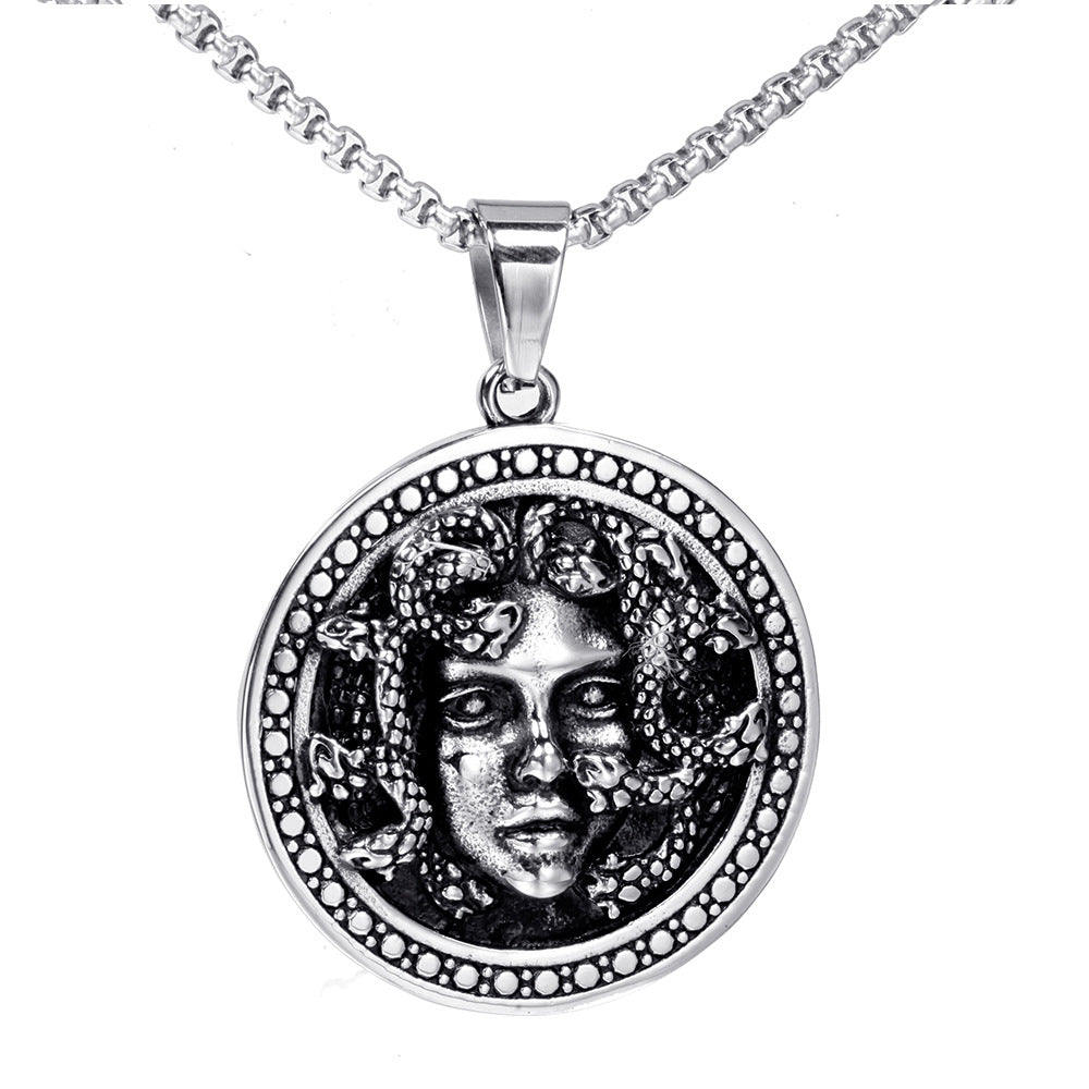 Collar con colgante de Medusa de acero y titanio
