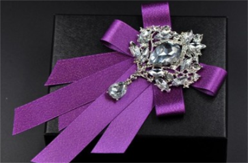 Charmed Leaf Vine Brooch Tie Set