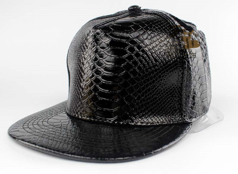 Gorra de cuero con borde plano y estampado de cocodrilo