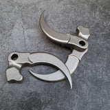 折られた武器の形のステンレス鋼のネックレス