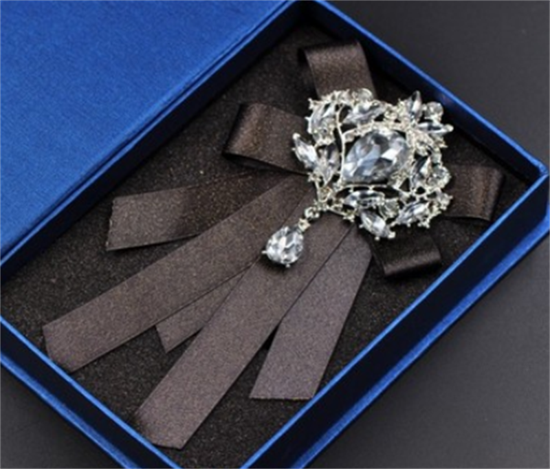 Charmed Leaf Vine Brooch Tie Set